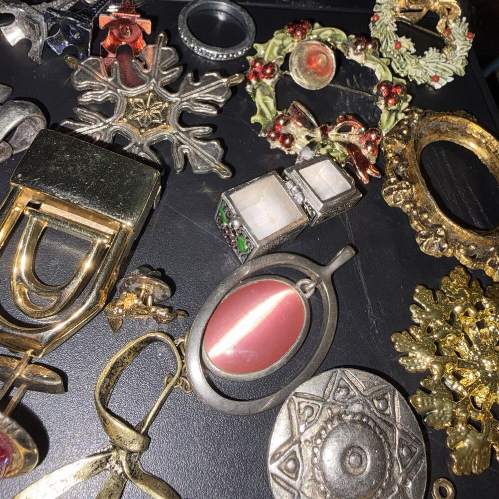 Vintage Costume Jewelry Lot 50+ Brooches Pins Pendants Charms Mixed Estate - Picture 4 of 8